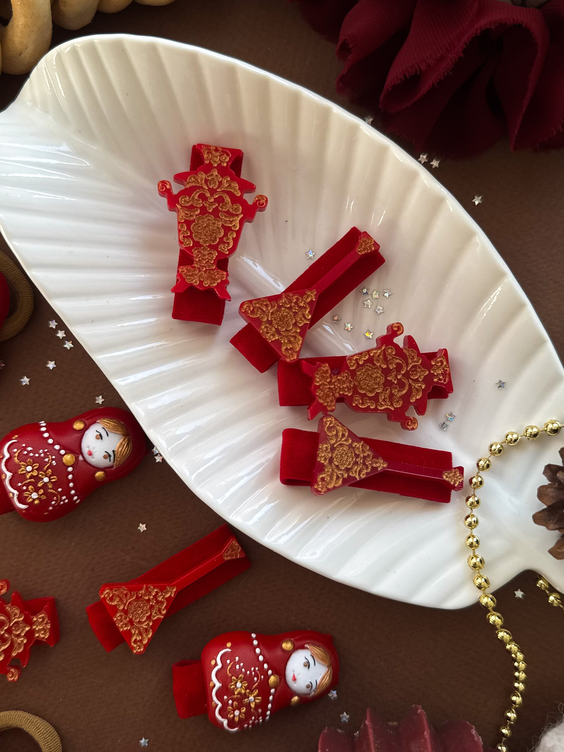 Комплект зажимов из смолы "Самовар + балалайка", ручная роспись Комплект зажимов из смолы "Самовар + балалайка", ручная роспись