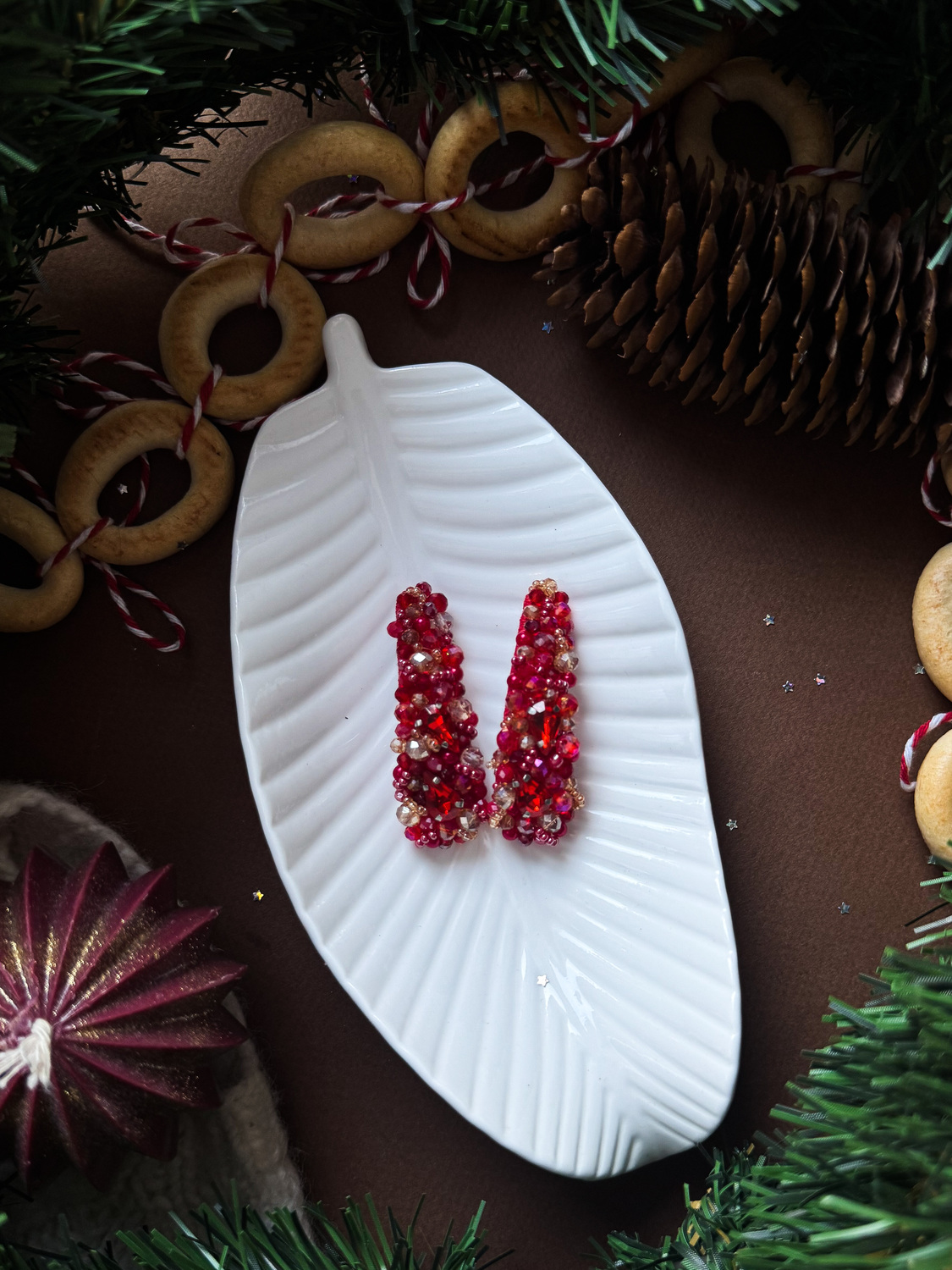 Заколка клик-клак с вышивкой из камней, бусин и страз Заколка клик-клак с вышивкой из камней, бусин и страз