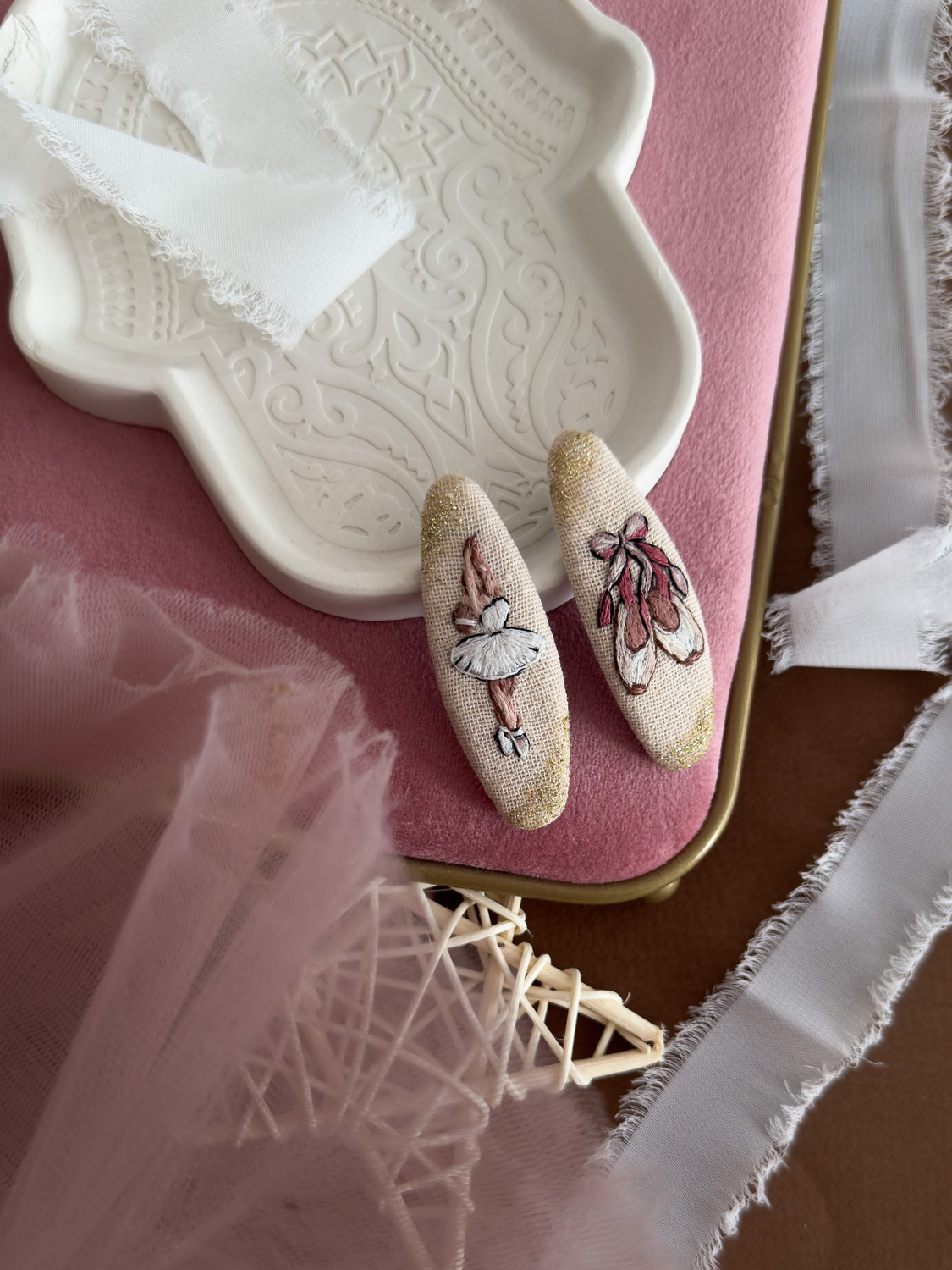 Набор заколок с вышивкой "Балет" Набор заколок с вышивкой "Балет"