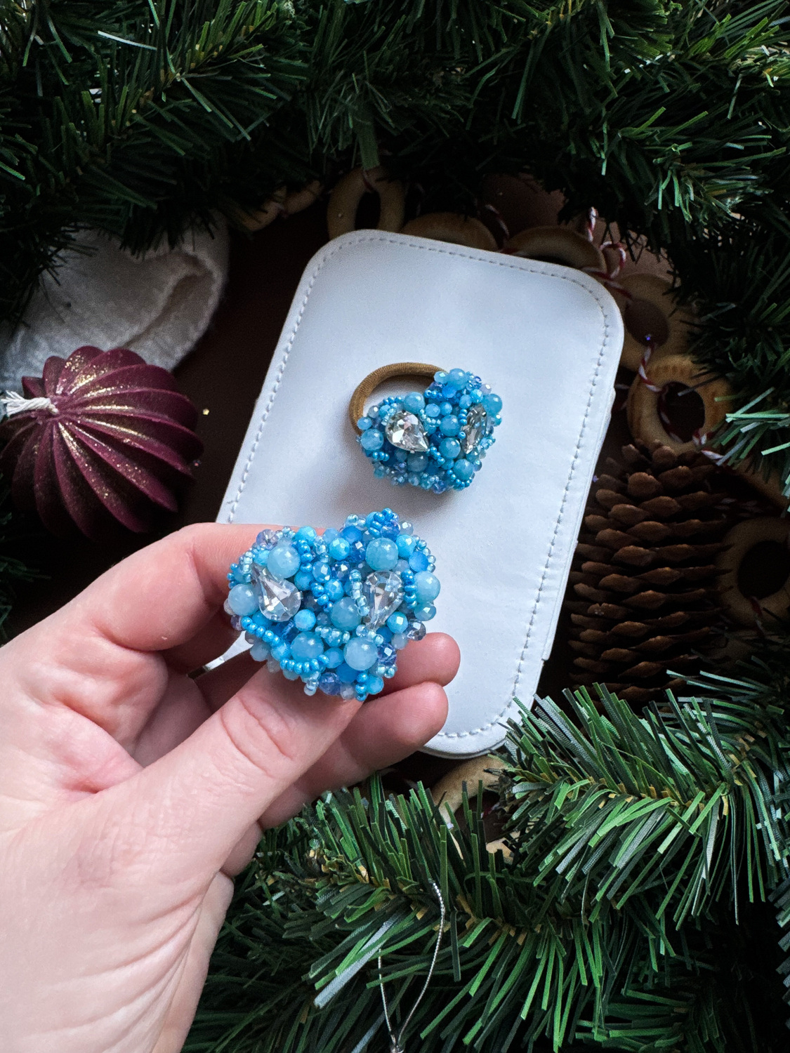 Резинка-сердце с ручной вышивкой из камней и бусин Резинка-сердце с ручной вышивкой из камней и бусин