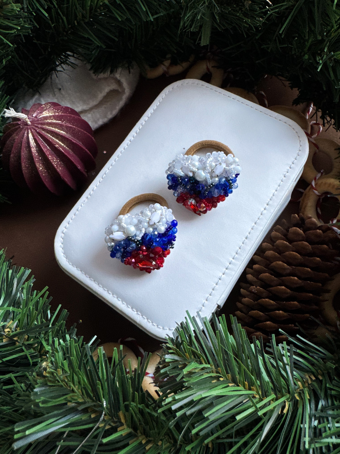 Резинка-сердце с ручной вышивкой из камней и бусин Резинка-сердце с ручной вышивкой из камней и бусин