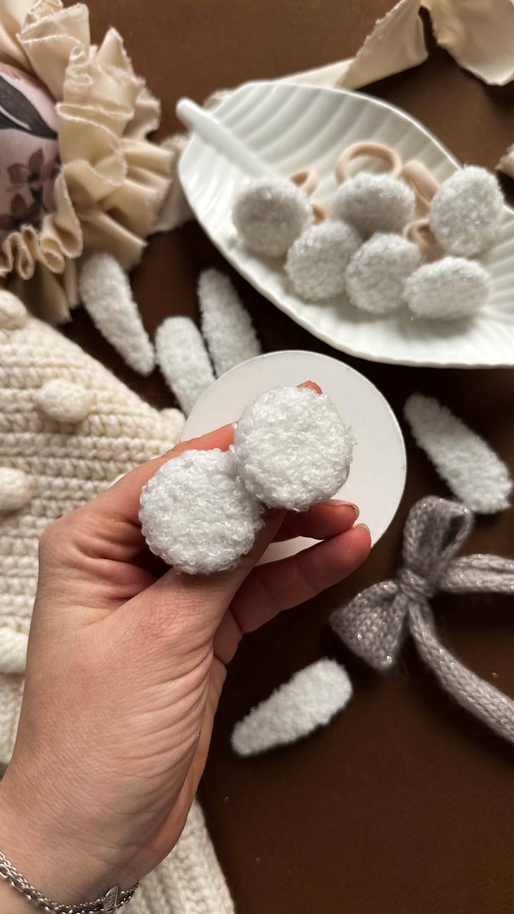 Пуговки букле, цвет белый, резинка 3 см Пуговки букле, цвет белый, резинка 3 см