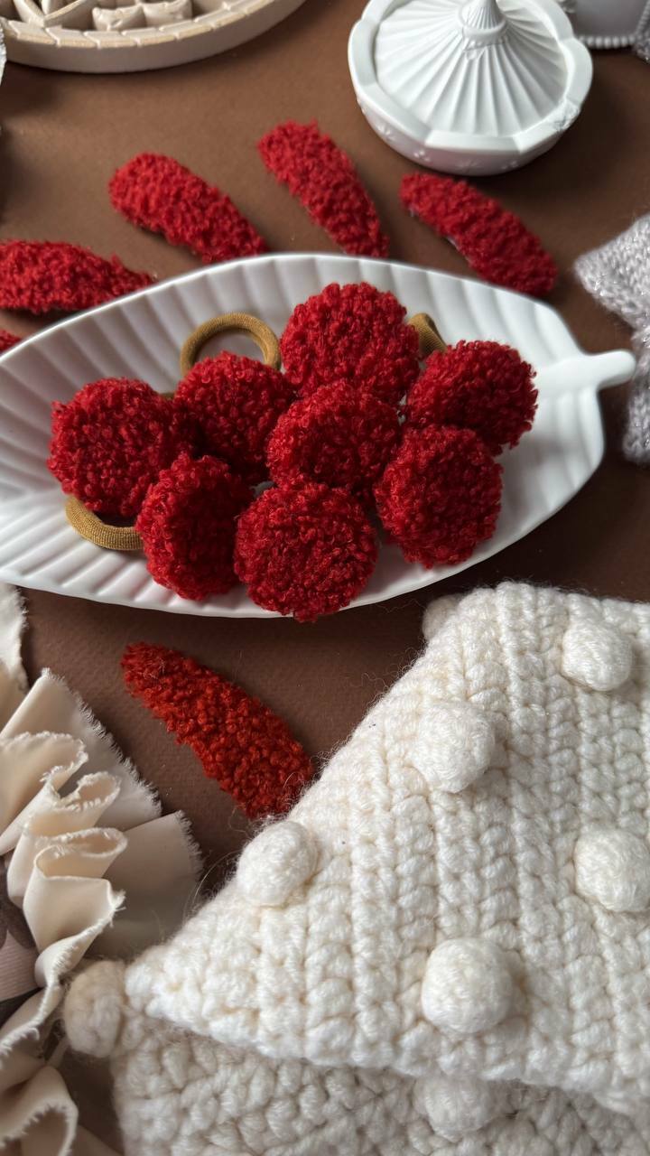 Пуговки букле, цвет красный, резинка 3 см Пуговки букле, цвет красный, резинка 3 см