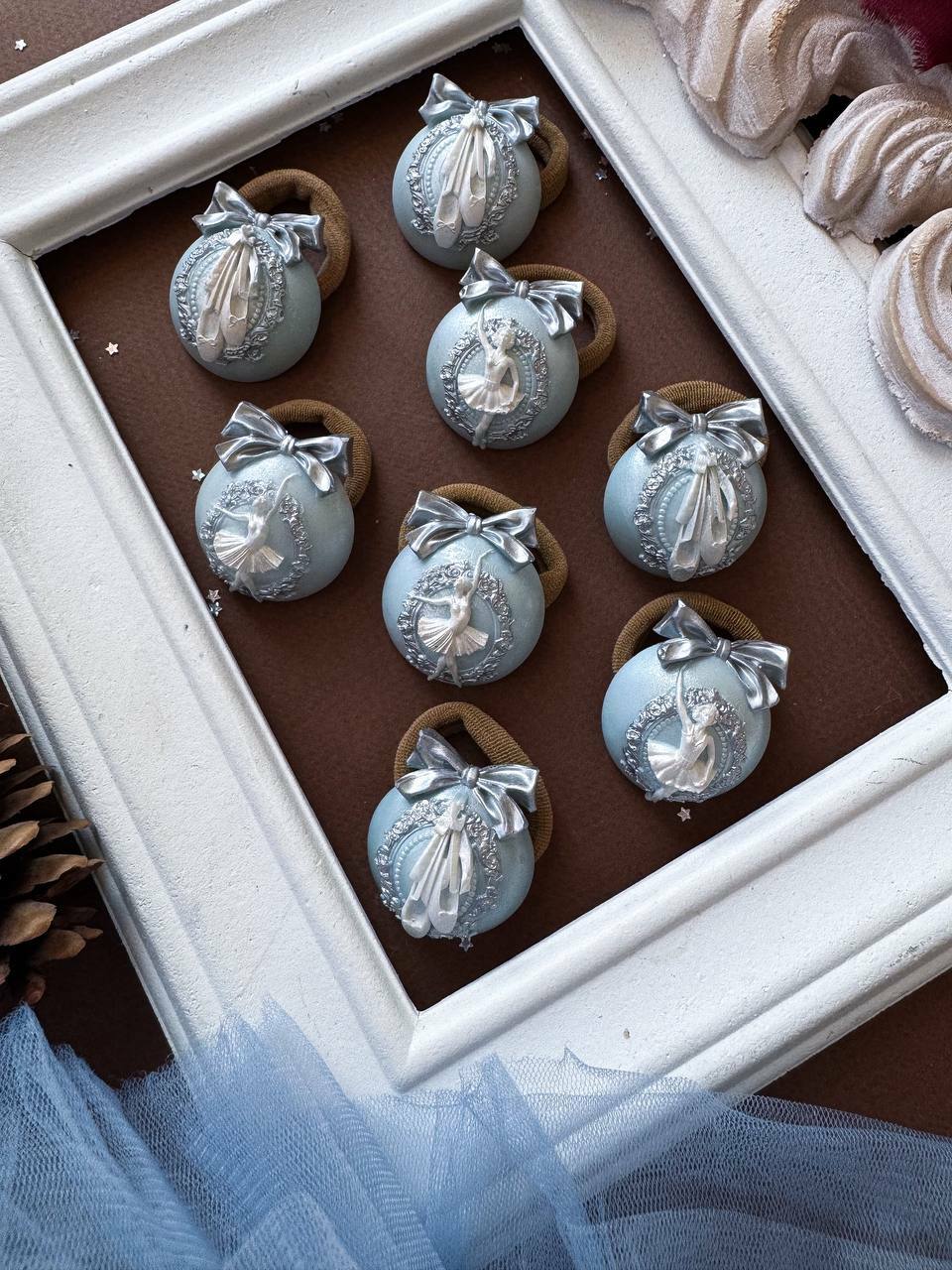 Резинка из смолы "Балет", ручная роспись, цвет голубой, форма при согласовании Резинка из смолы "Балет", ручная роспись, цвет голубой, форма при согласовании