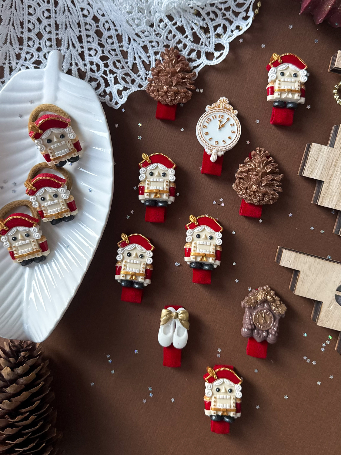 Заколка-зажим из смолы "Новогодняя", ручная роспись, выбор при согласовании Заколка-зажим из смолы "Новогодняя", ручная роспись, выбор при согласовании