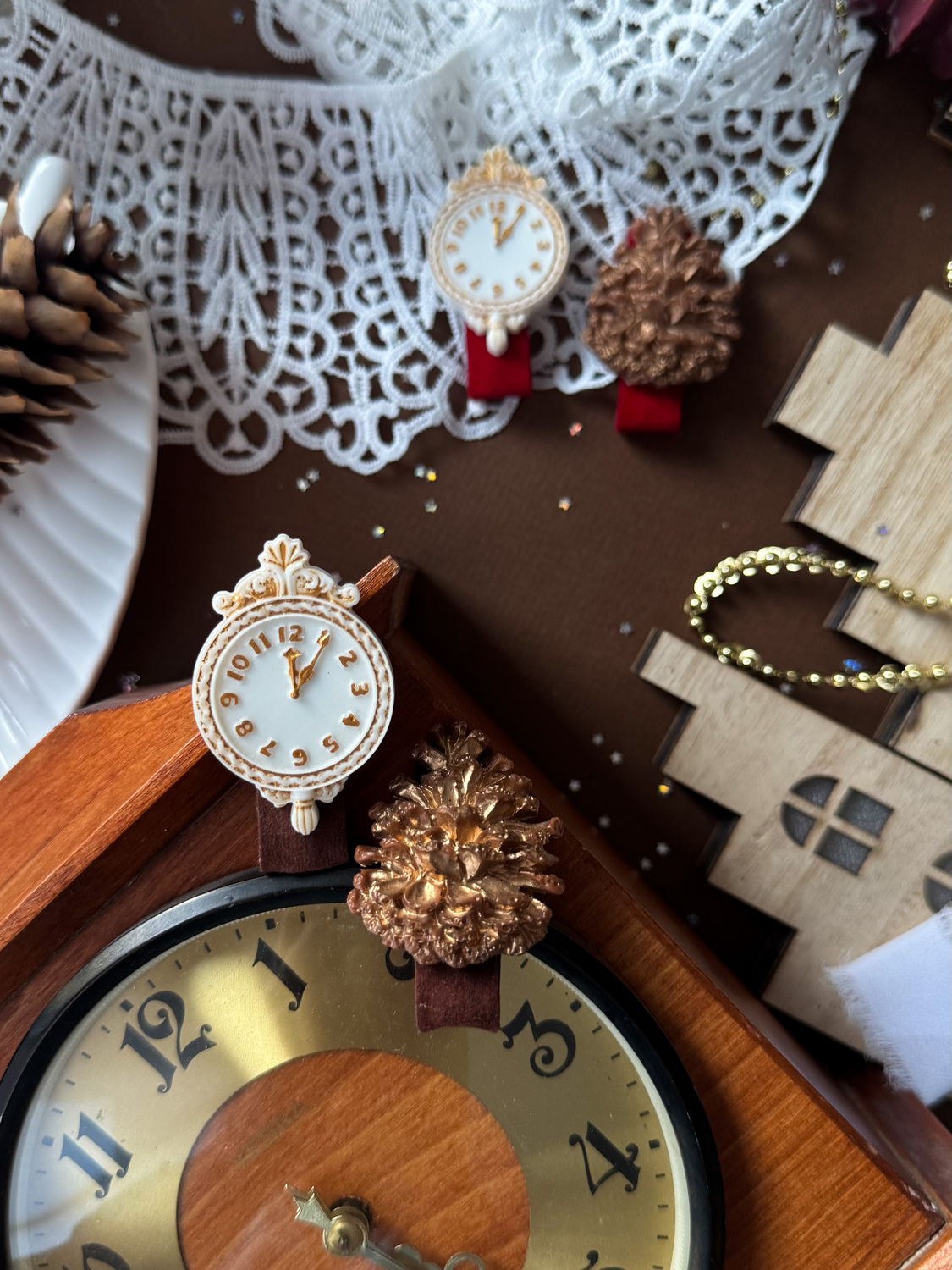 Заколка-зажим из смолы "Новогодняя", ручная роспись, выбор при согласовании Заколка-зажим из смолы "Новогодняя", ручная роспись, выбор при согласовании