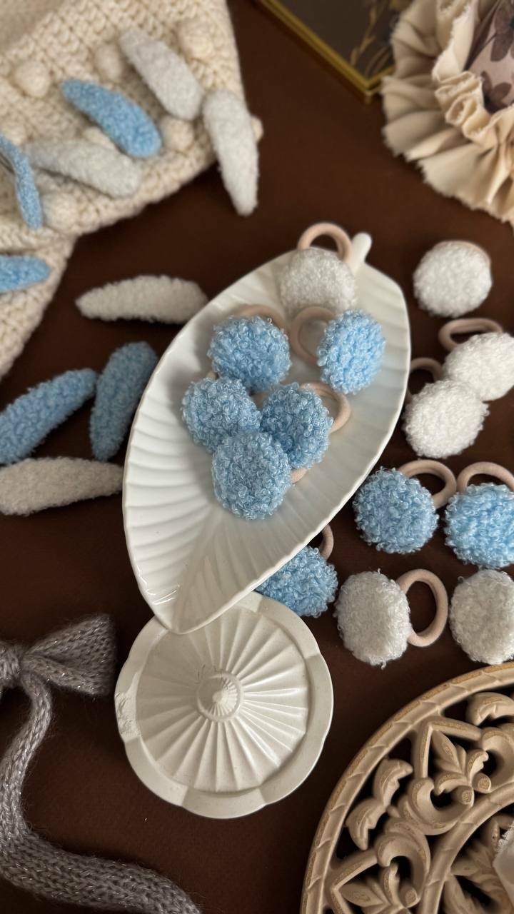 Пуговки букле, цвет голубой, резинка 3 см Пуговки букле, цвет голубой, резинка 3 см