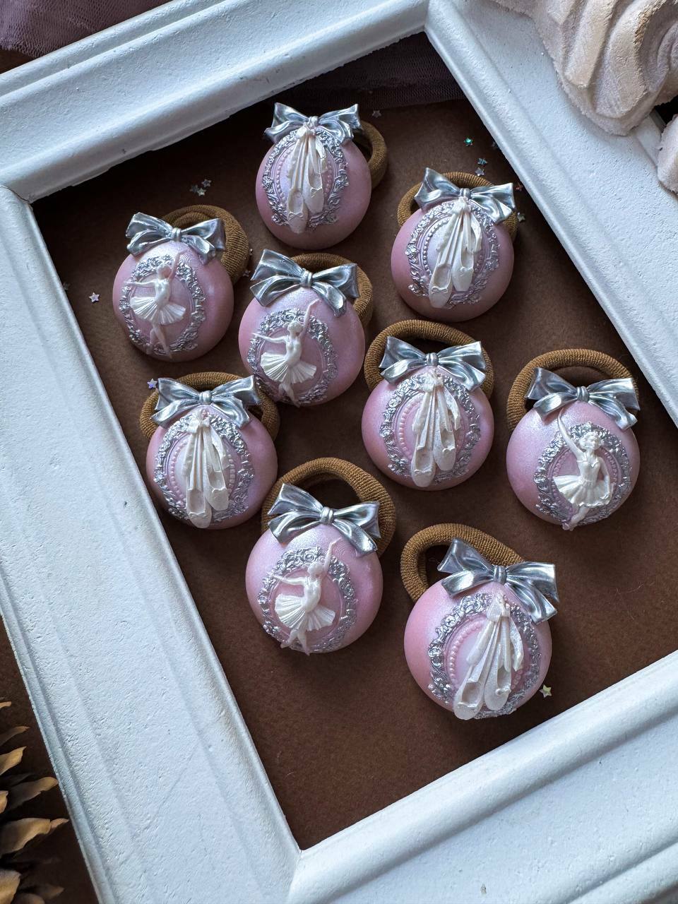 Резинка из смолы "Балет", ручная роспись, цвет розовый, форма при согласовании Резинка из смолы "Балет", ручная роспись, цвет розовый, форма при согласовании