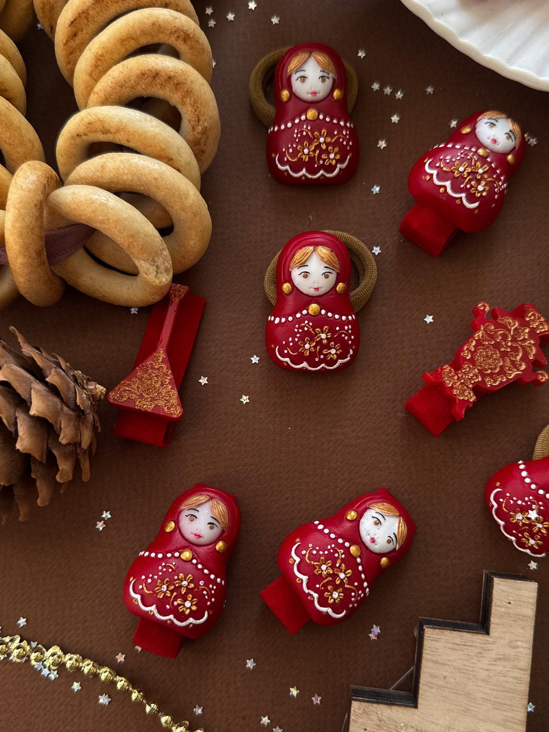 Зажим-заколка из смолы "Матрешка", ручная роспись Зажим-заколка из смолы "Матрешка", ручная роспись